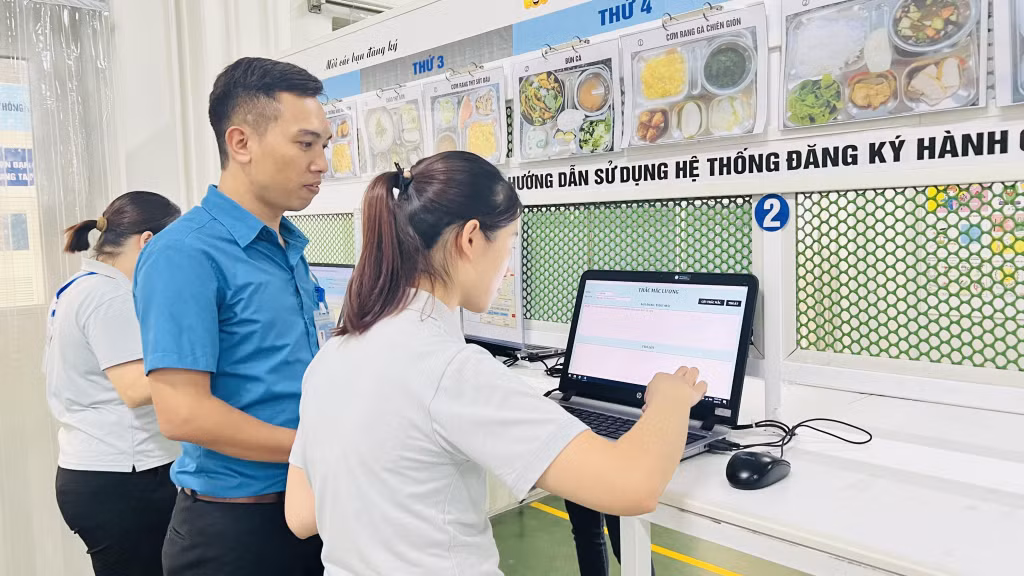 Anh Bùi Đức Tùng hướng dẫn người lao động sử dụng hệ thống hành chính điện tử.