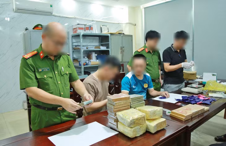 Lực lượng công an khám nghiệm, giám định 27 bánh heroin, 5kg ma túy đá, 6.000 viên ma túy tổng hợp trong chuyên án - Ảnh: Công an Nghệ An