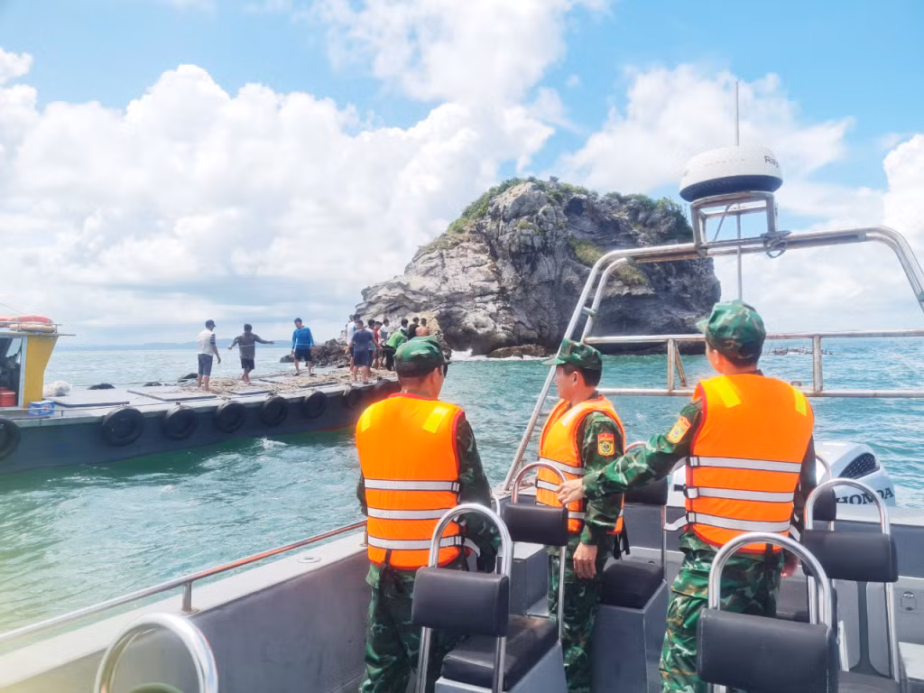 Cán bộ Đồn BP Thanh Lân tiếp cận hiện trường và tổ chức cứu hộ cứu nạn.