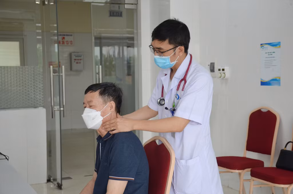 Bác sĩ CKI Mai Tuấn Hưng, Phó Trưởng Khoa Ung bướu 2, Phụ trách Phòng khám yêu cầu Ung bướu (Bệnh viện Bãi Cháy) đang khám tầm soát ung thư cho người bệnh.