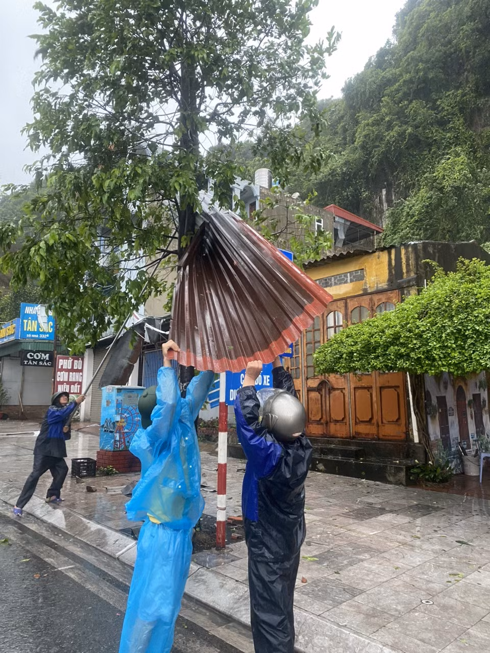 Bão số 2 đổ bộ vào Quảng Ninh ảnh 36