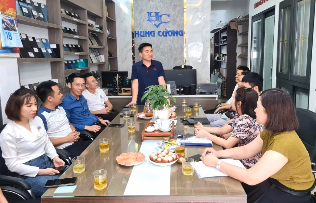 Doanh nhân trẻ Vũ Văn Lập (đứng) ngày càng xuất sắc trong lĩnh vực sản xuất và kinh doanh cửa nhôm.