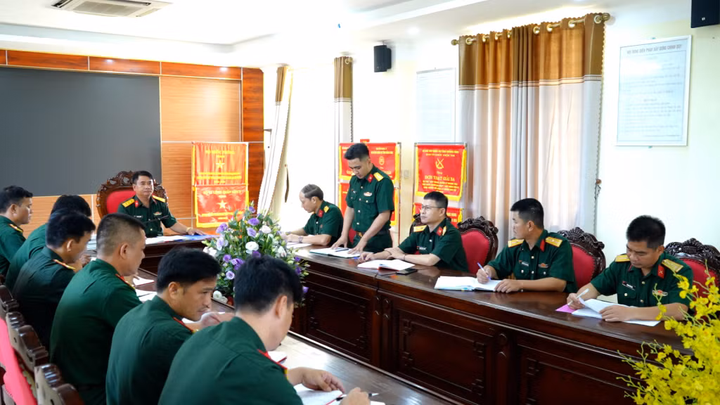 Buổi sinh hoạt thường kỳ tháng 7/2024 của Chi bộ Ban Tham mưu (Ban CHQS huyện Hải Hà).