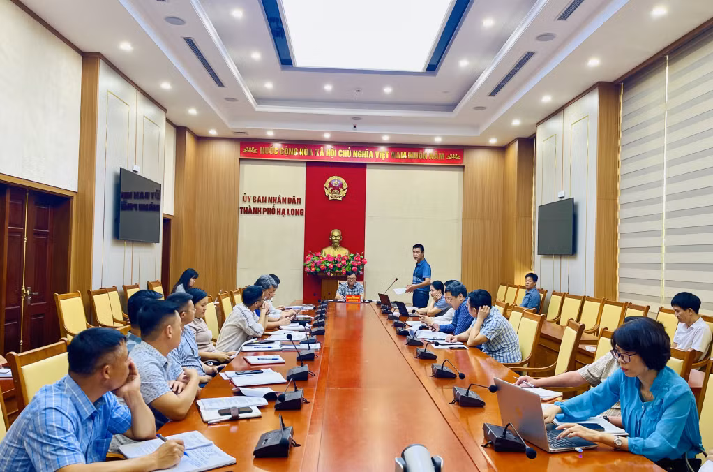 Đại diện Phòng Kinh tế thành phố báo cáo về những quy định, thủ tục cần có trong triển khai đăng ký chính thức đối với những tàu cá có chiều dài lớn nhất từ 6m đến dưới 12m.