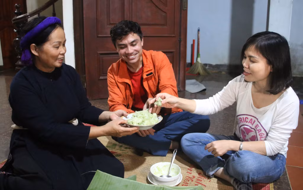Bà Hoàng Thị Cam mời du khách thưởng thức món xôi nếp lá gừng thơm dẻo đượm hương lá gừng, nồng ấm như chính tấm chân tình mộc mạc của người dân Bình Liêu.