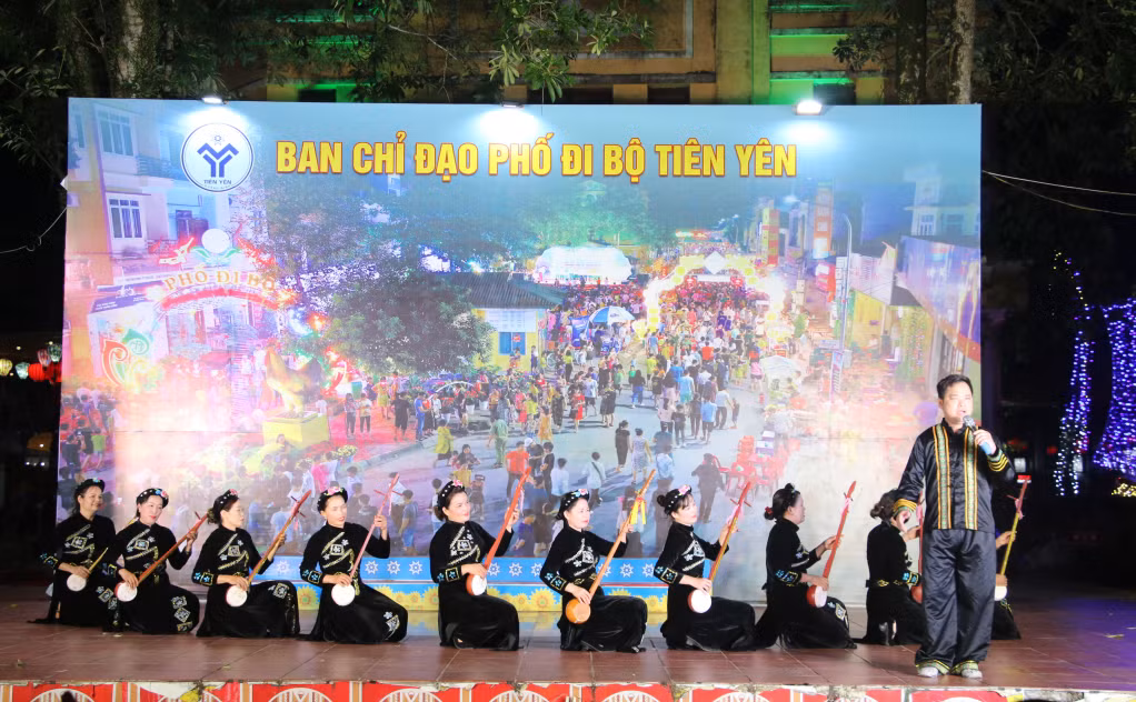 Các hoạt động văn hóa, văn nghệ do chính người dân địa phương biểu diễn được duy trì đều đặn tại phố đi bộ Tiên Yên dịp cuối tuần.