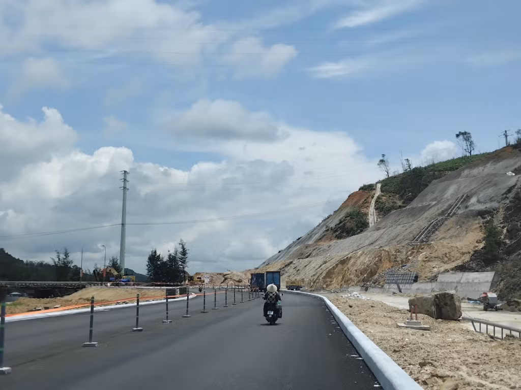 Ngã ba điểm đấu nối với Khu đô thị Phương Đông và trung tâm huyện Vân Đồn đang được gấp rút hoàn thiện để đưa vào khai thác.