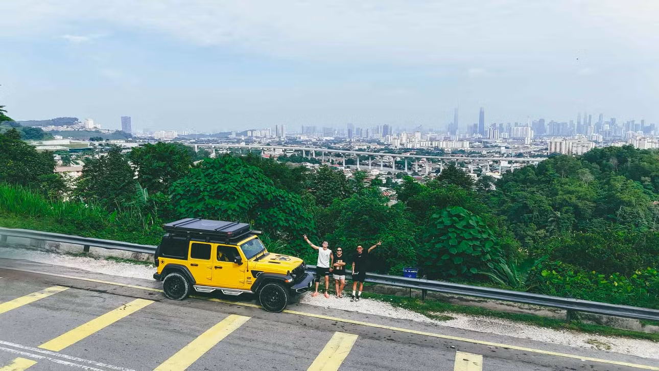 Anh Minh chụp ảnh cùng những người bạn tại Malaysia. Ảnh: Nguyễn Ngọc Minh