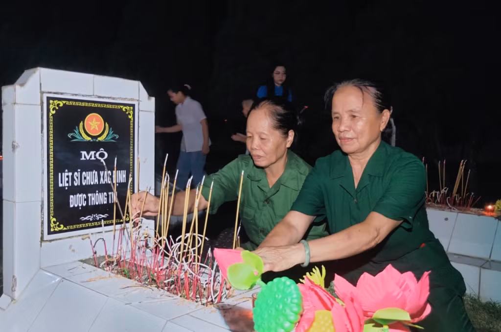 Các cựu thanh niên xung phong huyện Ba Chẽ dâng nén hương thơm tưởng nhớ các anh hùng liệt sĩ và các đồng đội đã anh dũng hy sinh. Ảnh: Bình Minh (Trung tâm TT&amp;VH Ba Chẽ)