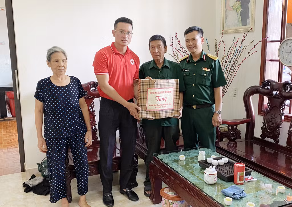 Thượng tá Phạm Quang Tiến, Phó Chủ nhiệm Chính trị (Bộ BHQS tỉnh) và ông Nguyễn Tuấn Anh, Phó Chủ tịch Hội Chữ thập đỏ tỉnh trực tiếp thăm hỏi, tặng quà cho gia đình thân nhân Liệt sĩ Lê Thị Xuế ở phường Kim Sơn (TX Đông Triều).