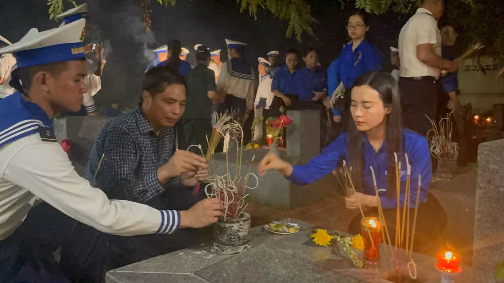 Đồng chí Vũ Văn Diện, Phó Chủ tịch Thường trực UBND tỉnh dâng hương tưởng nhớ các anh hùng liệt sĩ tại Nghĩa trang liệt sĩ Hà Tu (TP Hạ Long).