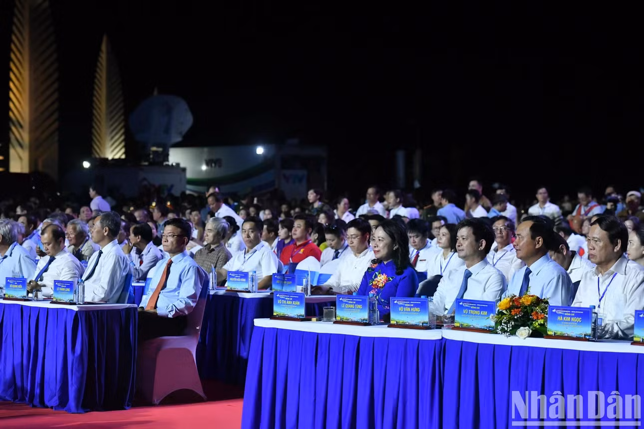 Các đồng chí lãnh đạo Đảng, Nhà nước và các đại biểu dự khai mạc Lễ hội Vì hòa bình 2024. (Ảnh: ĐĂNG KHOA)