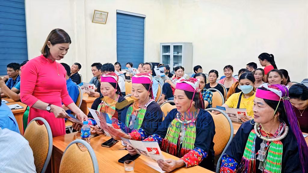 2024-07_Hội LHPN huyện Vân Đồn tổ chức phát tờ rơi tuyên truyền về công tác bình đẳng giới cho phụ nữ trên địa bàn (5-2024). Ảnh: Minh Đức