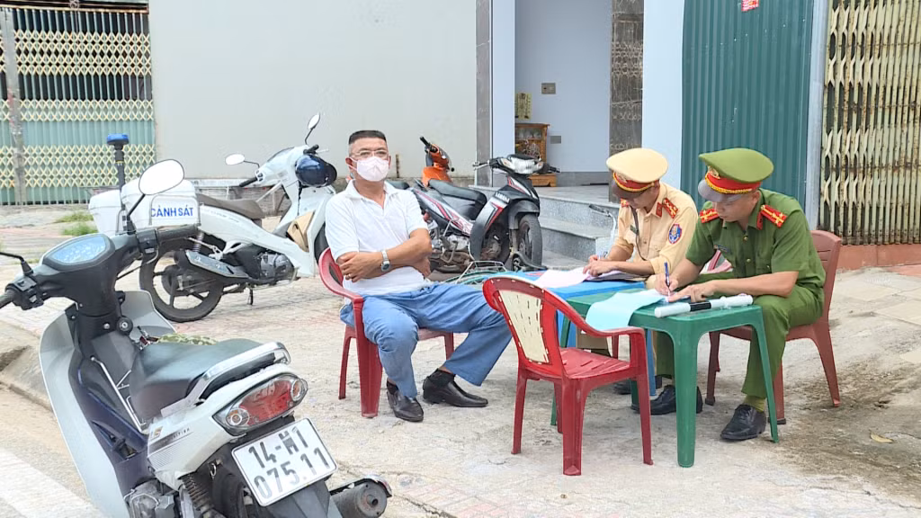 Công an huyện Đầm Hà tổ chức chốt kiểm tra, xử lý các trường hợp vi phạm luật giao thông.