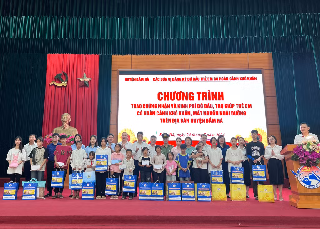 Đại diện các tập thể, cá nhân trao kinh phí hỗ trợ cho 21 trẻ em có hoàn cảnh khó khăn huyện Đầm Hà.
