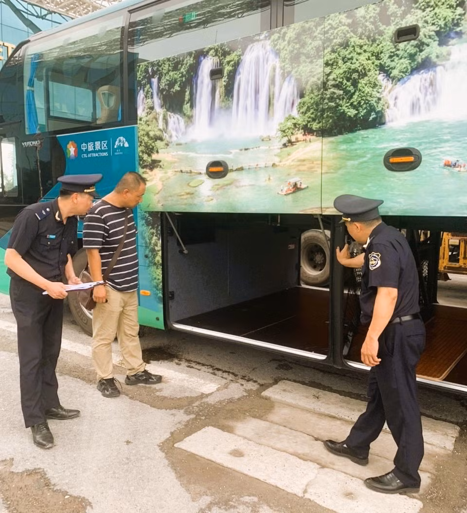 Công chức Chi cục HQCK Móng Cái giám sát phương tiện XNC qua cửa khẩu Móng Cái
