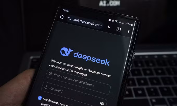 Giao diện đăng nhập DeepSeek trên một chiếc smartphone. Ảnh: Bảo Lâm
