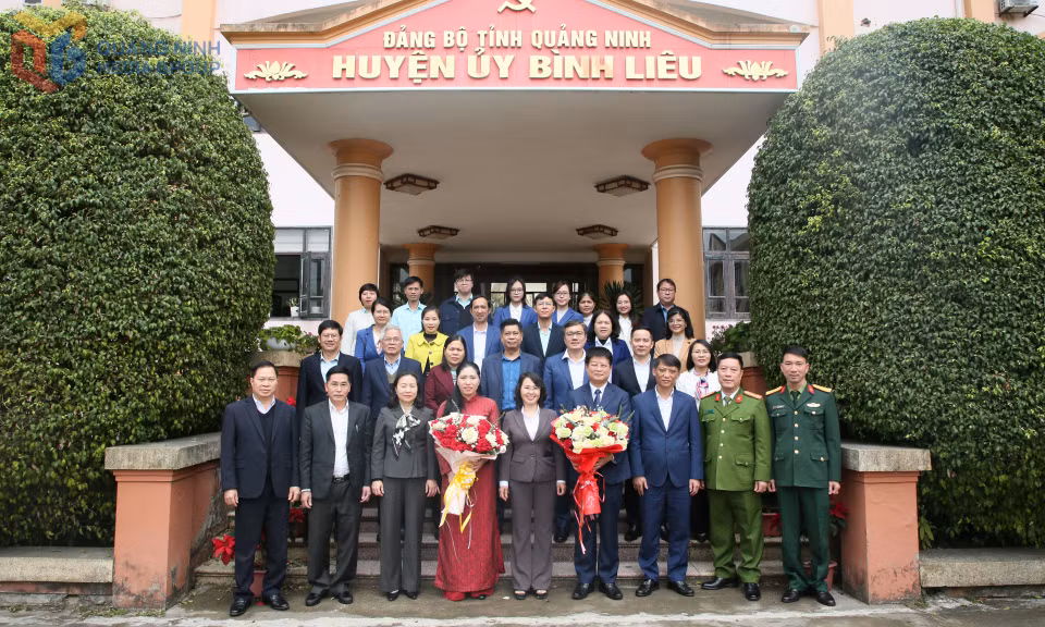 Các đại biểu chụp ảnh cùng Bí thư Huyện ủy Bình Liêu và Chủ tịch Hội Nông dân tỉnh.