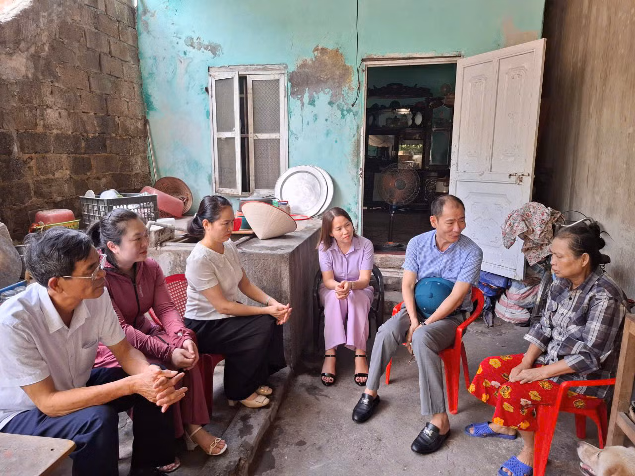 Đồng chí Bí thư Đảng ủy phường Quảng Yên cùng các đoàn thể địa phương gặp gỡ, trò chuyện, vận động người dân bàn giao mặt bằng thực hiện dự án.