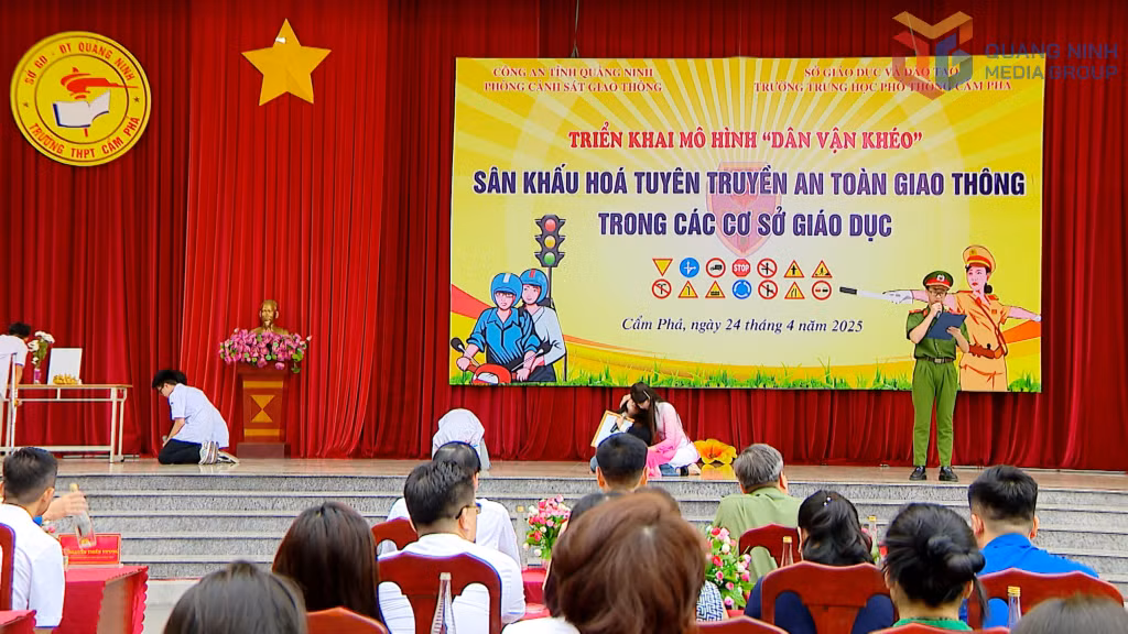 Các quy định của pháp luật về TTATGT được chuyển hóa thành nội dung trong các tiểu phẩm do chính các em học sinh trình diễn.