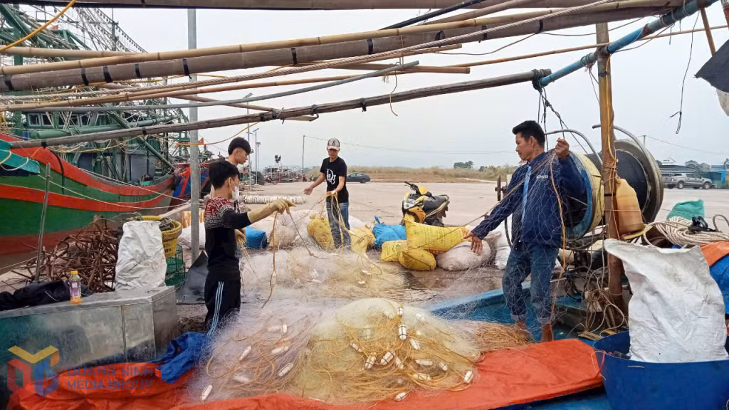 Ngư dân Tiến Tới, xã Đường Hoa chuẩn bị ngư lưới cụ cho chuyến khai thác đầu năm