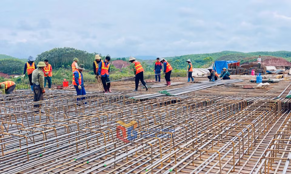 Thi công lắp ghép sắt bản mặt cầu thuộc dự án tuyến đường kết nối QL4B đến QL18 trên địa bàn huyện Tiên Yên. Ảnh: Mạnh Trường