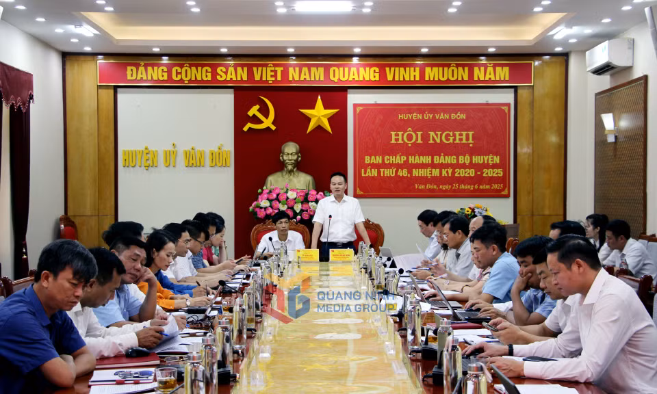 Đồng chí Trương Mạnh Hùng, Tỉnh ủy viên, Bí thư Huyện ủy Vân Đồn, phát biểu tại hội nghị.