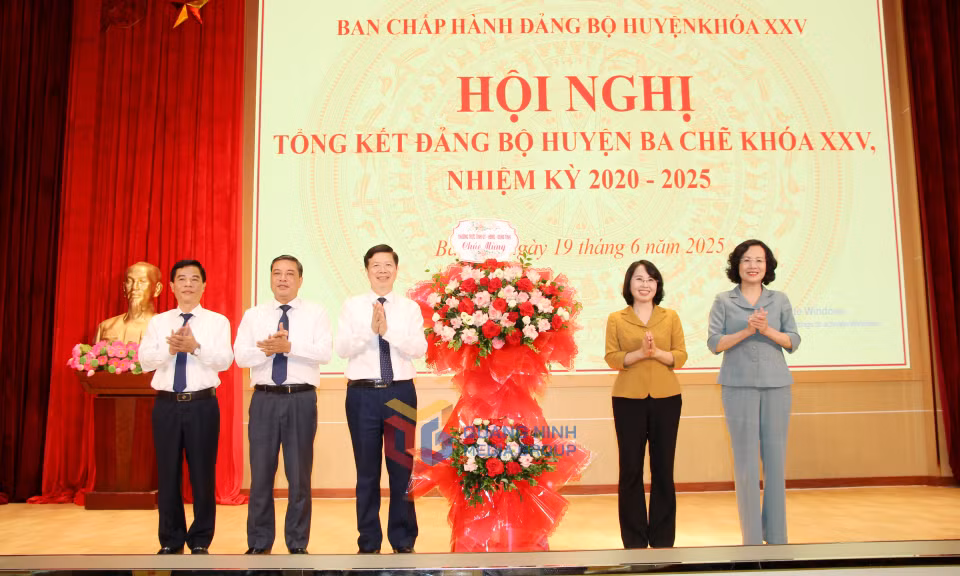 Các đồng chí lãnh đạo tỉnh tặng hoa chúc mừng hội nghị.
