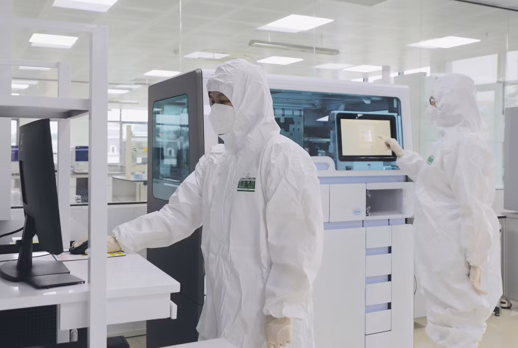 Kỹ thuật viên Khoa Xét nghiệm vi sinh - huyết học (CDC Quảng Ninh) vận hành hệ thống Roche Cobas 5800 (tự động đo tải lượng virus).