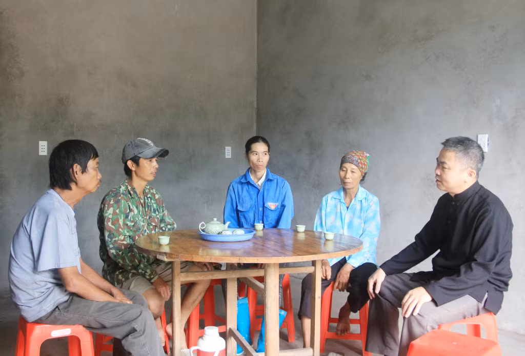 2023-12_Phó Chủ tịch UBND xã Lục Hồn (huyện Bình Liêu) Loan Thành Len (phải) tuyên truyền, vận động người dân xóa nhà tạm, nhà dột nát năm 2023. Ảnh: Mạnh Trường