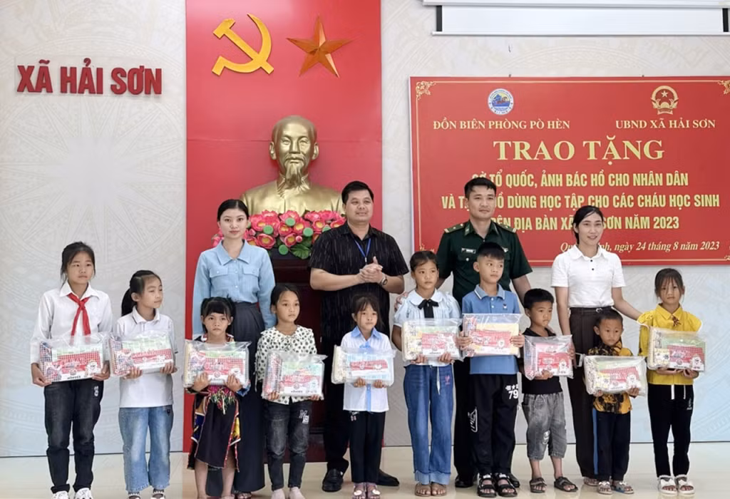 Thiếu tá Trần Đại Dương, Chính trị viên Đồn BP Pò Hèn trao tặng quà cho học sinh có hoàn cảnh khó khăn xã Hải Sơn (TP Móng Cái) nhân dịp năm học mới.