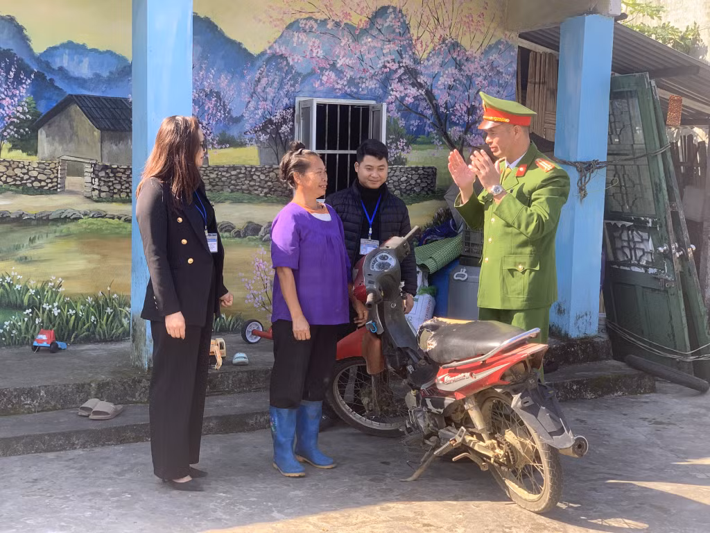 Các lực lượng chức năng xã Hải Sơn tuyên truyền Luật giao thông cho người dân trên địa bàn.