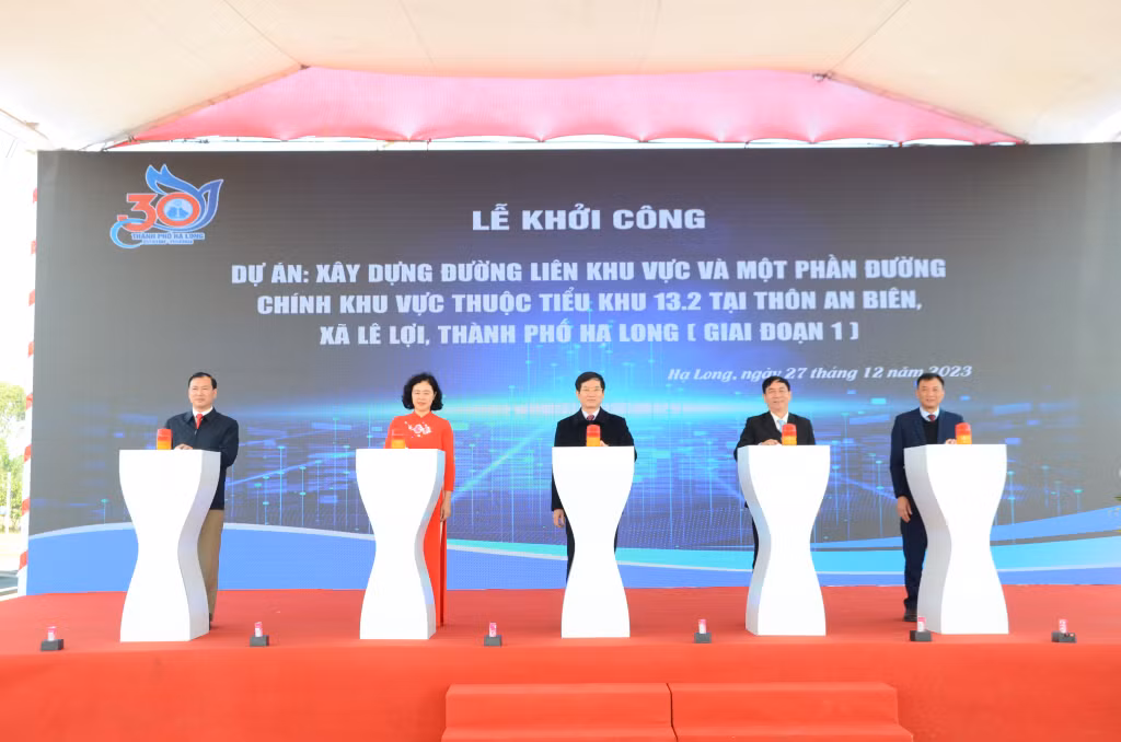Các đại biểu thực hiện nghi thức khởi công dự án Đường vào đền thờ Vua Lê (xã Lê Lợi).