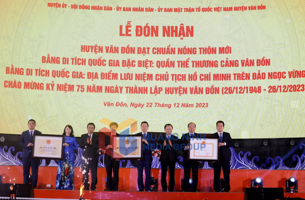 Thừa uỷ quyền của Thủ tướng Chính phủ, đồng chí Cao Tường Huy, Phó Bí thư Tỉnh uỷ, Chủ tịch UBND tỉnh và đồng chí Hoàng Đạo Cương, Thứ trưởng Bộ Văn hóa, Thể thao và Du lịch trao Quyết định huyện đạt chuẩn NTM; Bằng xếp hạng Di tích Quốc gia đặc biệt Quần thể Thương cảng Vân Đồn; Bằng xếp hạng Di tích Quốc gia Địa điểm Lưu niệm Chủ tịch Hồ Chí Minh trên đảo Ngọc Vừng.