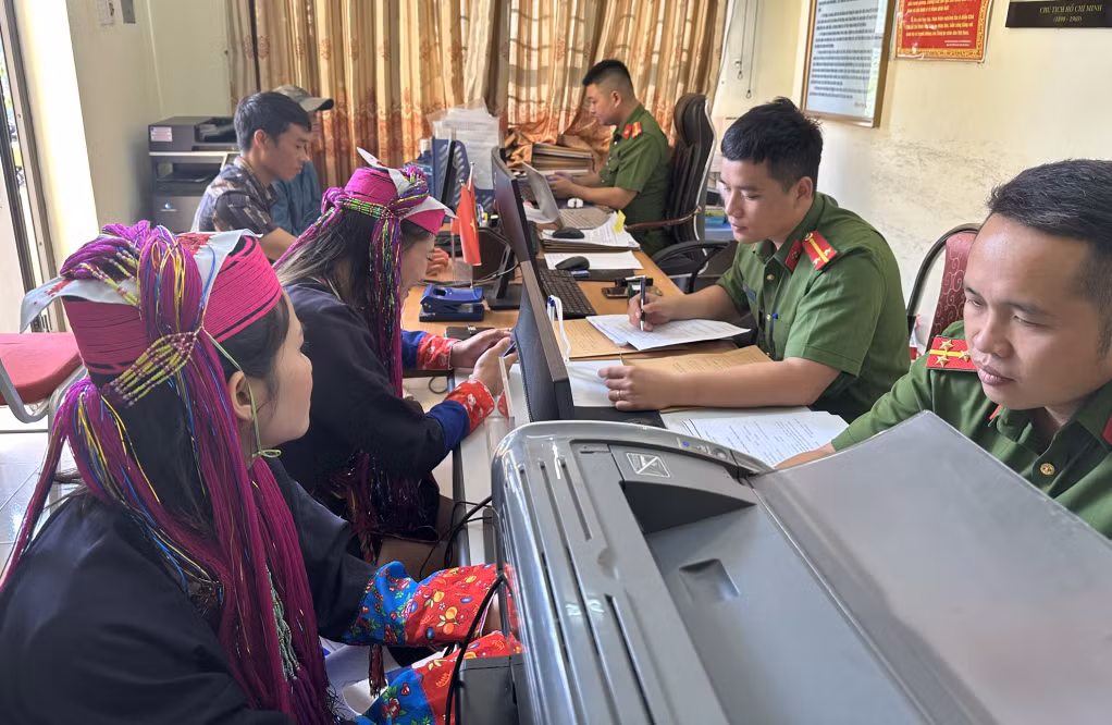 CBCS Công an xã Nam Sơn (huyện Ba Chẽ) hướng dẫn người dân cài đặt định danh điện tử.