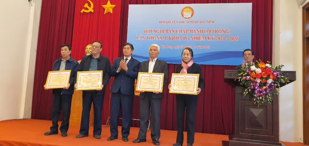 Các tập thể được nhận giấy khen của Hội Khuyến học tỉnh Quảng Ninh.