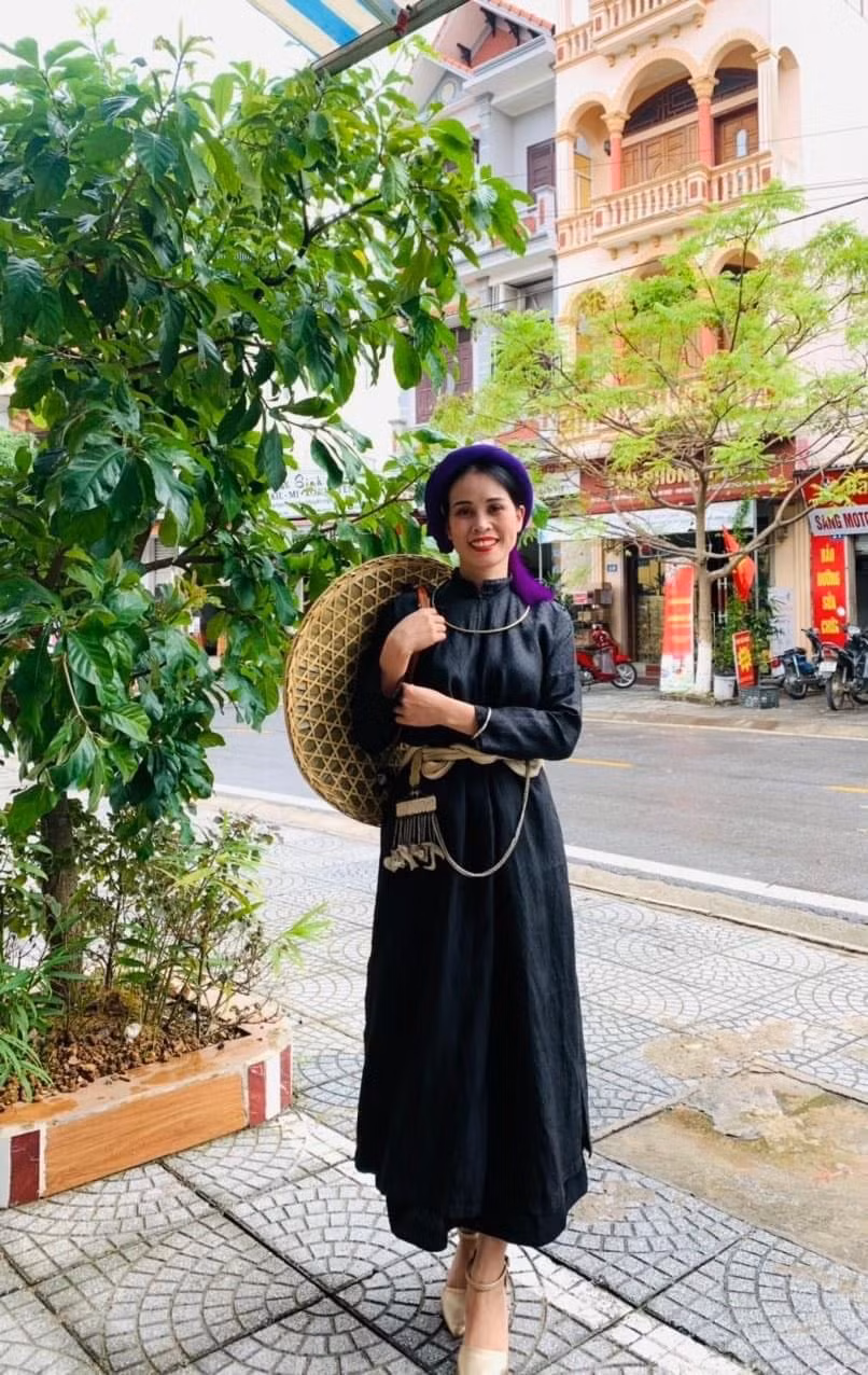 Bộ trang phục Tày đen tơ tằm truyền thống dệt thủ công (khoảng năm 1952) của Bà NNUT Hà Thị Phương (Được thí sinh Trần Thị Thơm mặc tại Hội thi Người trình diễn trang phục dân các tộc đẹp nhất huyện Bình Liêu năm 2022)