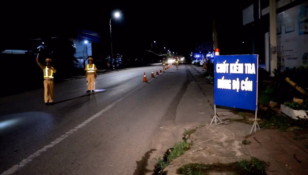 Lực lượng CSGT Công an TX Đông Triều tăng cường xử lý vi phạm nồng độ cồn.
