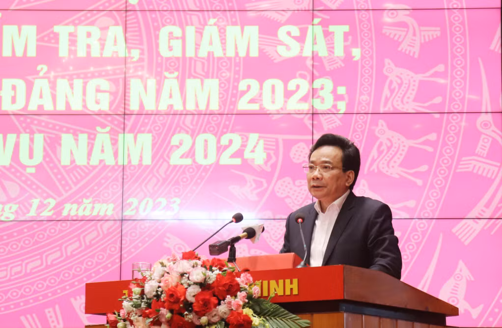Đồng chí Nghiêm Phú Cường, Phó Chủ nhiệm Ủy ban Kiểm tra Trung ương, phát biểu tại hội nghị.