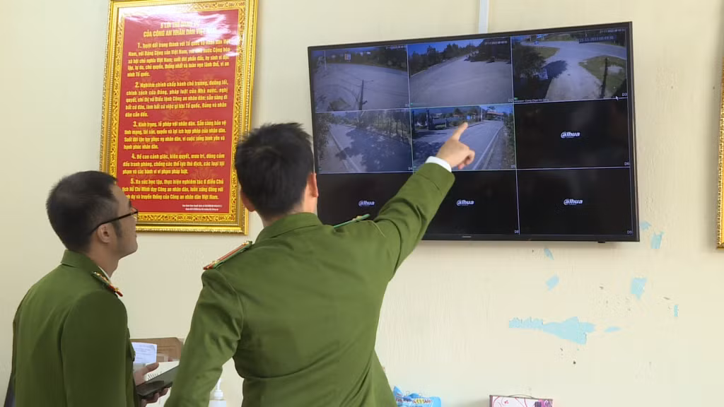 Công an xã Hải Sơn thường xuyên kiểm tra hệ thống Camera để nắm bắt tình hình giao thông cũng như ANTT trên địa bàn.