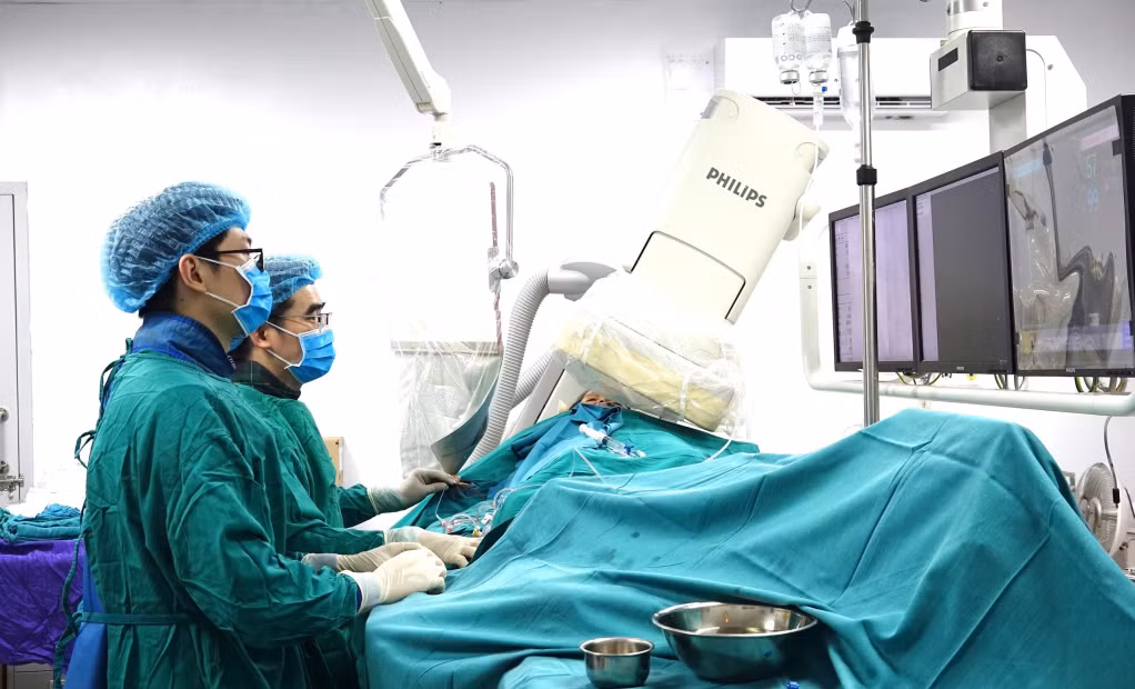 2023-12_Can thiệp đặt stent mạch vành cho người bệnh tại Bệnh viện Bãi Cháy. Ảnh: Nguyễn Hoa