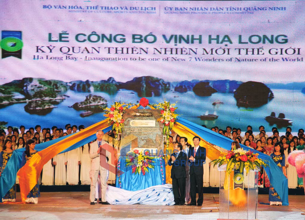 Ông Bernard Weber Chủ tịch New7Wonders trao tặng tấm bia bằng đồng công nhận Vịnh Hạ Long là 1 trong 7 kỳ quan thiên nhiên mới của thế giới (24-4-2012). Ảnh: Đỗ Phương