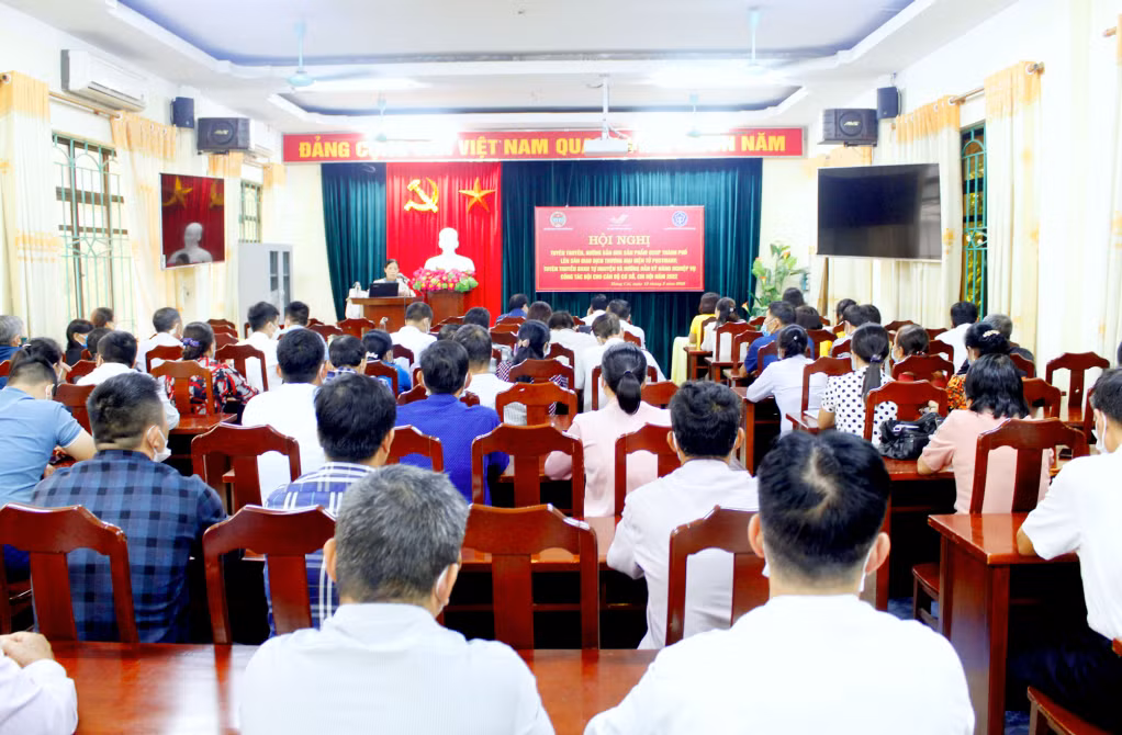 Tập huấn cho các hội viên nông dân đưa các sản phẩm lên sàn thương mại điện tử.