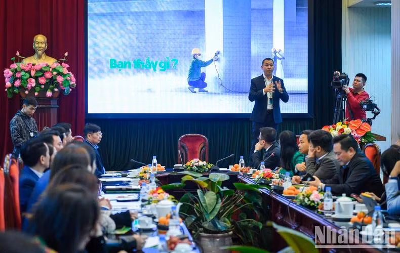 Ông Bolat Duisenov, Chủ tịch Hội đồng quản trị Coteccons phát biểu. (Ảnh: THÀNH ĐẠT)