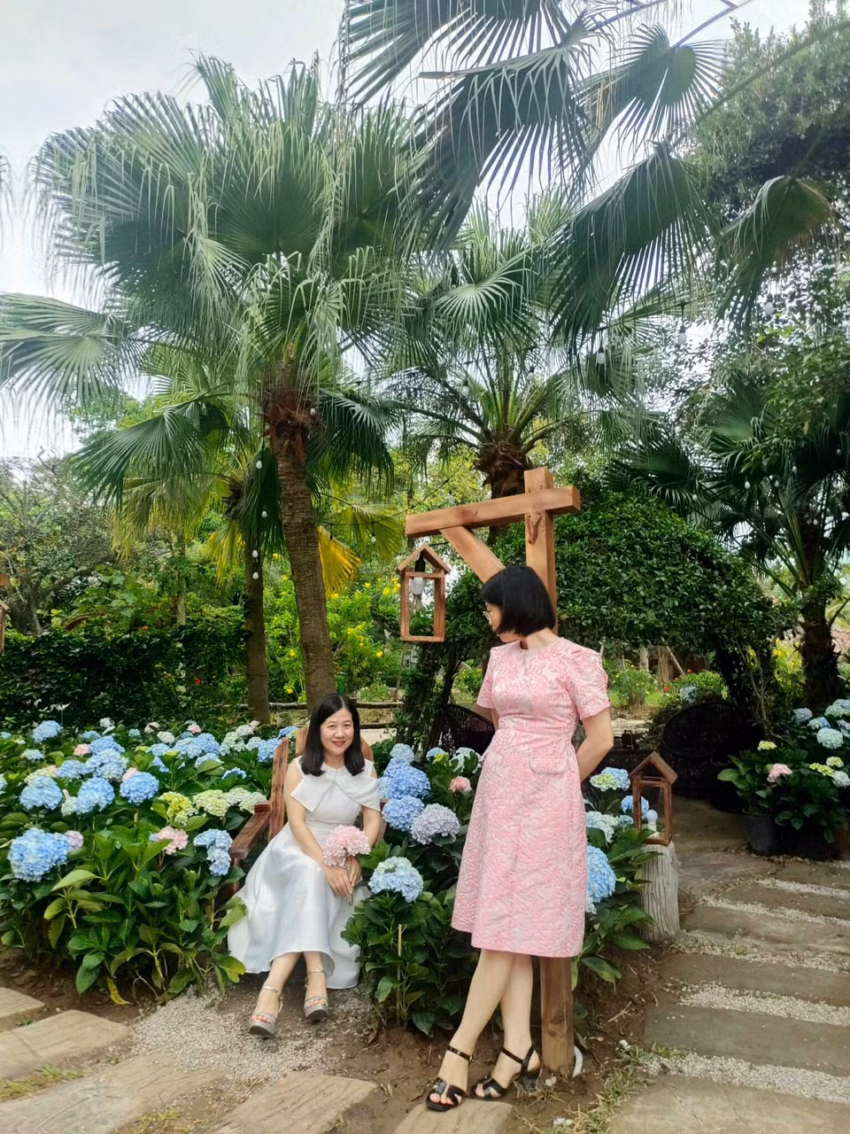 Không gian cà phê check-in tại khu thể thao, vui chơi giải trí Tân Việt Bắc thu hút du khách bởi không gian rộng, nhiều loại hoa đẹp.