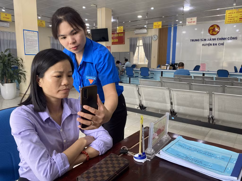 Đoàn viên Trung tâm Hành chính công huyện hướng dẫn, cài đặt ứng dụng chữ ký số trên điện thoại di động.