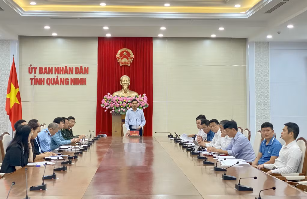 Đồng chí Vũ Văn Diện, Phó Chủ tịch UBND tỉnh, Trưởng Ban chỉ đạo về chống khai thác IUU tỉnh, phát biểu tại cuộc họp.