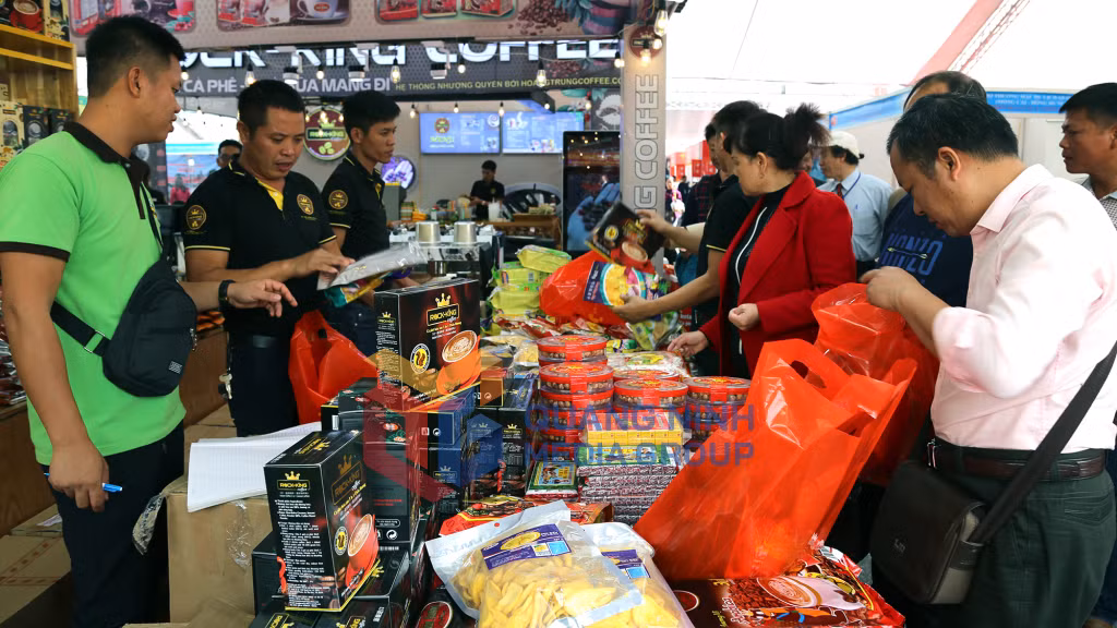 2019-12_Hội chợ Thương mại, du lịch Quốc tế Việt - Trung năm 2019 - Người dân và du khách tham quan, mua sắm tại hội chợ. Ảnh: Thái Cảnh