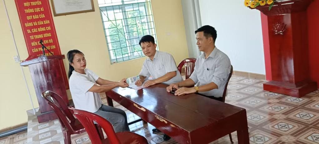 Hội Nông dân TP Móng Cái tổ chức giải ngân vốn cho người dân.