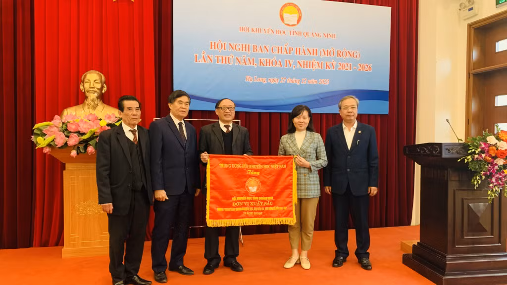 Hội Khuyến học tỉnh Quảng Ninh được Trung ương Hội Khuyến học Việt Nam tặng cờ thi đua vì đã có thành tích xuất sắc trong công tác khuyến học, khuyến tài, xây dựng xã hội học tập năm 2023.